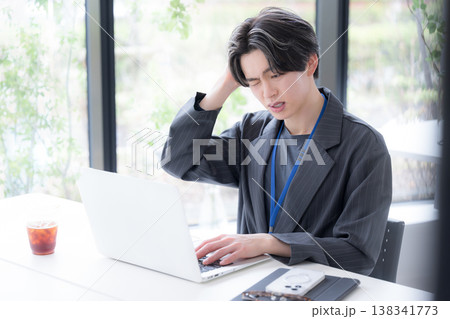 仕事のストレスで悩む若手社員のトラブルと問題のビジネスシーン 仕事のストレスで悩む若手社員のトラブルと問題のビジネスシーン 138341773