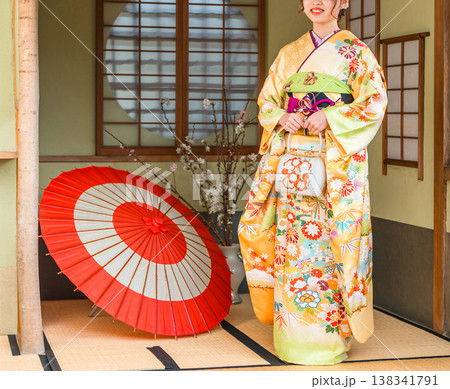 和室で振袖を着る若い日本人女性（二十歳の集い,成人式） 138341791
