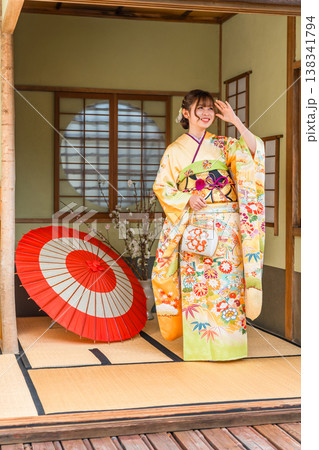 和室で振袖を着る若い日本人女性(二十歳の集い,成人式) 和室で振袖を着る若い日本人女性(二十歳の集い,成人式) 138341794
