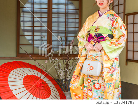 和室で振袖を着る若い日本人女性(二十歳の集い,成人式) 和室で振袖を着る若い日本人女性(二十歳の集い,成人式) 138341798