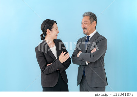 ビジネス　男女　腕組み　会話 138341875
