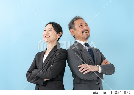 ビジネス　男女　腕組み 138341877