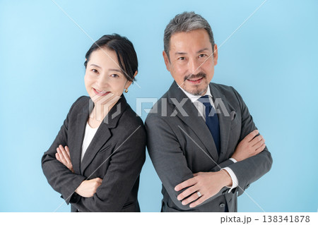 ビジネス　男女　腕組み 138341878