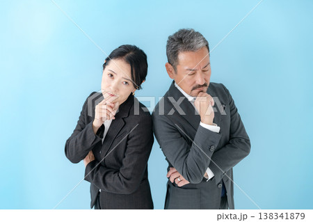 ビジネス　男女　悩む 138341879