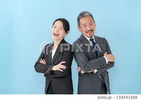 ビジネス　男女　腕組み 138341886