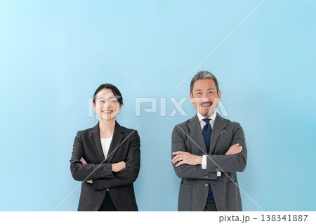 ビジネス　男女　腕組み 138341887