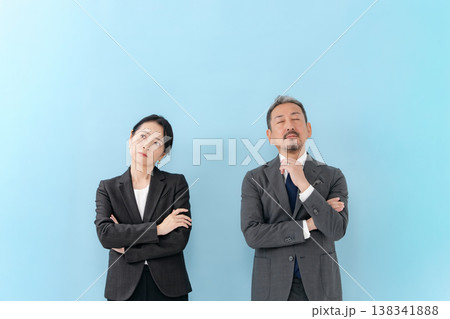 ビジネス　男女　悩む 138341888
