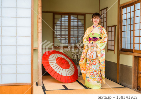 和室で振袖を着る若い日本人女性(二十歳の集い,成人式) 和室で振袖を着る若い日本人女性(二十歳の集い,成人式) 138341915