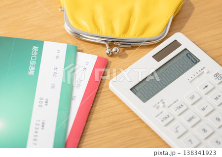 通帳　財布　計算機 138341923
