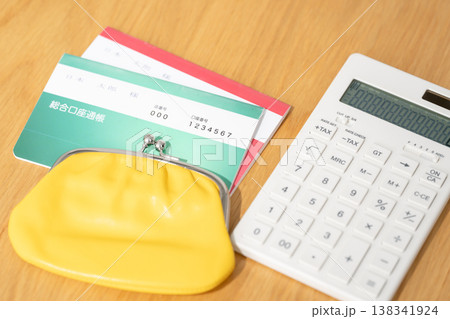 通帳　財布　計算機 138341924