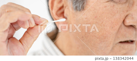 綿棒で耳掃除をするシニア男性 138342044