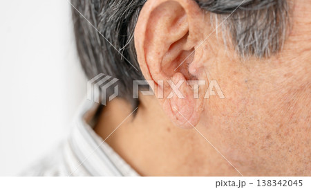シニア男性 耳 シニア男性 耳 138342045