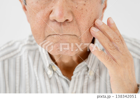 シニア男性 ほうれい線 シニア男性 ほうれい線 138342051