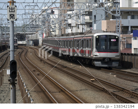 東急東横線武蔵小杉駅付近を走行する電車 東急東横線武蔵小杉駅付近を走行する電車 138342194