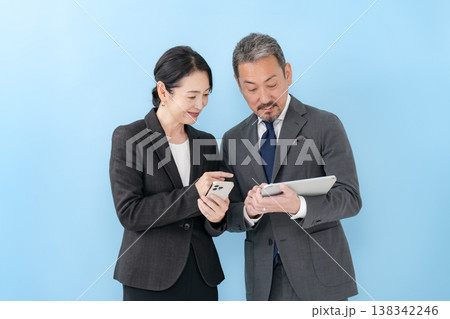 ビジネス　男女　会話　検索 138342246