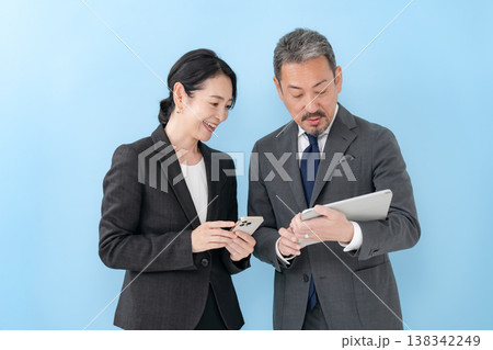 ビジネス　男女　会話　検索 138342249