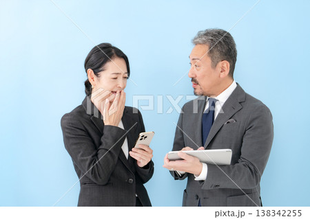 ビジネス　男女　会話　呆れる 138342255