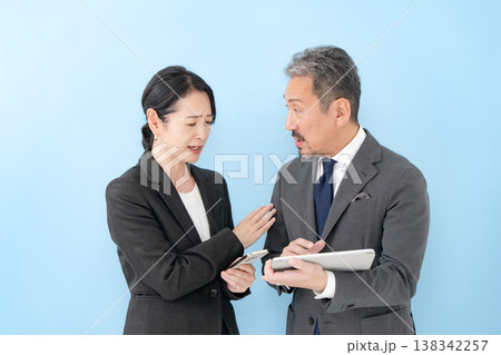 ビジネス　男女　会話　呆れる 138342257
