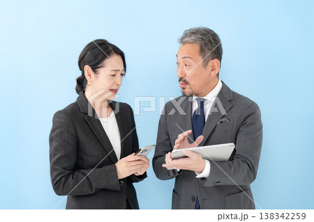 ビジネス　男女　会話　呆れる 138342259
