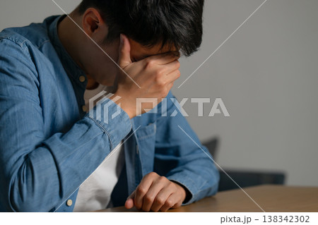 男性　悩む　絶望　カジュアル 138342302