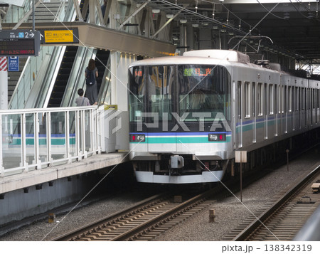 東急東横線武蔵小杉駅を出発する電車 138342319