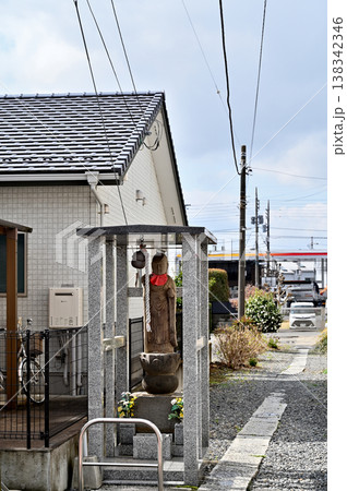 岩槻散歩・横町通り　路傍の延命地蔵尊 138342346