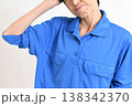 困り中の中高年のアジア人の女性作業員 138342370