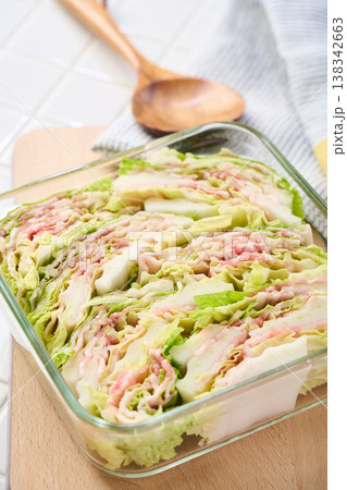 豚バラと白菜の重ね蒸し ガラス容器に仕込んだ冬の家庭料理 138342663