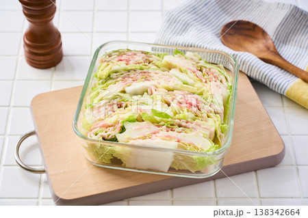 豚バラと白菜の重ね蒸し ガラス容器に仕込んだ冬の家庭料理 138342664