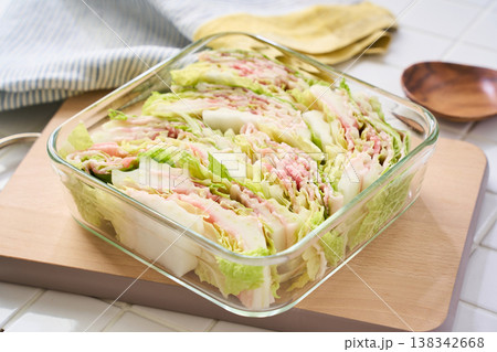 豚バラと白菜の重ね蒸し ガラス容器に仕込んだ冬の家庭料理 豚バラと白菜の重ね蒸し ガラス容器に仕込んだ冬の家庭料理 138342668
