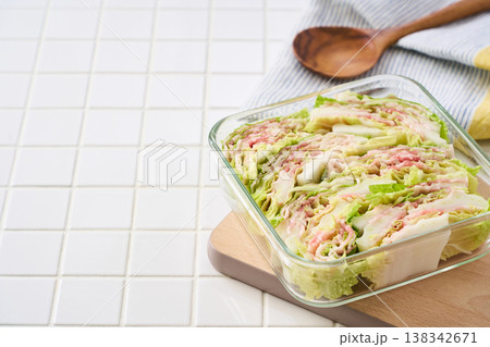 豚バラと白菜の重ね蒸し ガラス容器に仕込んだ冬の家庭料理 豚バラと白菜の重ね蒸し ガラス容器に仕込んだ冬の家庭料理 138342671