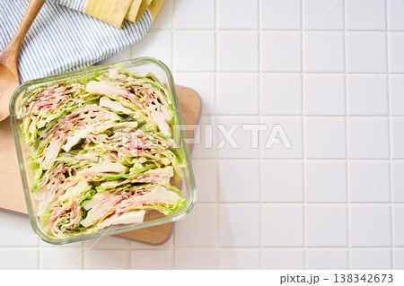 豚バラと白菜の重ね蒸し ガラス容器に仕込んだ冬の家庭料理 豚バラと白菜の重ね蒸し ガラス容器に仕込んだ冬の家庭料理 138342673