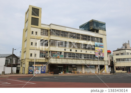 岩手　久慈　昭和レトロな駅前デパート 138343014