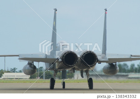 滑走路に向かう航空自衛隊のF-15 138343332