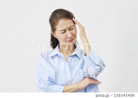白背景で頭痛の女性 白背景で頭痛の女性 138343499