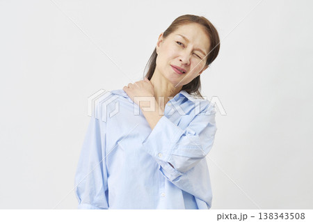 白背景で肩の痛みに悩む女性 白背景で肩の痛みに悩む女性 138343508