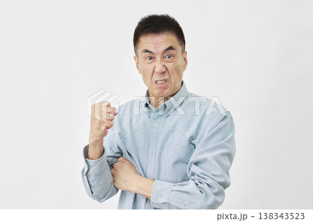 怒るシニア男性 138343523