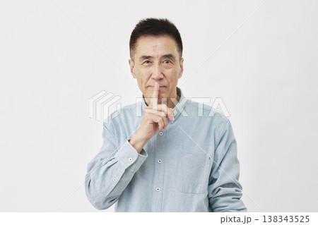 白背景で内緒のジェスチャーをする男性 白背景で内緒のジェスチャーをする男性 138343525