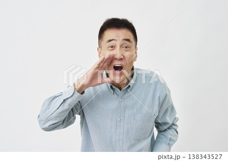 白背景で応援する男性 138343527