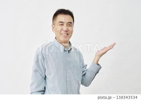 白背景で右側を案内する男性 138343534