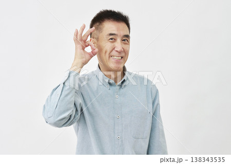 白背景でOKサインの男性 138343535