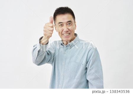 白背景でグッドサインの男性 138343536