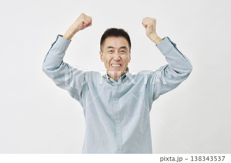 白背景でガッツポーズの男性 138343537
