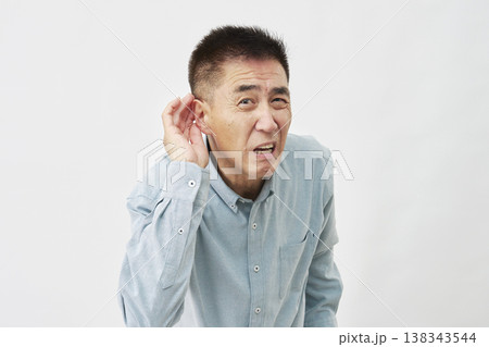白背景で聞こえづらい男性 白背景で聞こえづらい男性 138343544