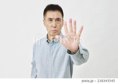 白背景でストップする男性 白背景でストップする男性 138343545