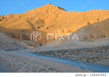 王家の谷　エル・クルン　ルクソール 138343591