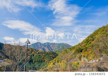 川根本町の長島ダム周辺の紅葉の風景(静岡県) 川根本町の長島ダム周辺の紅葉の風景(静岡県) 138343872