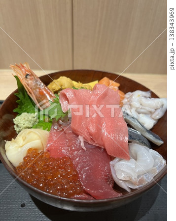 神奈川県　ボリュームのある美味しい海鮮丼 138343969