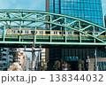 都会に架かるアーチ橋と通勤電車 138344032