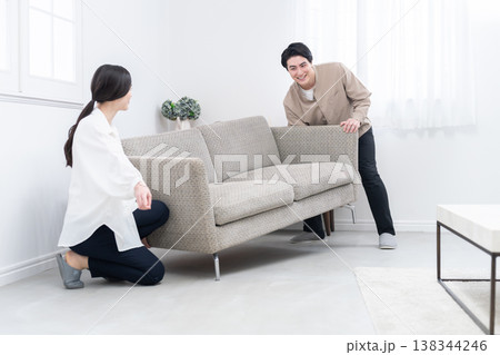 引越しで家具を移動する夫婦 138344246